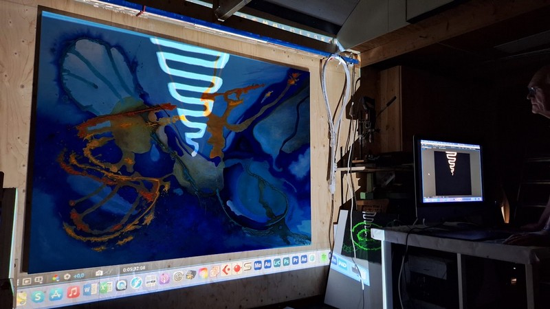 Video's geprojecteerd op schilderijen